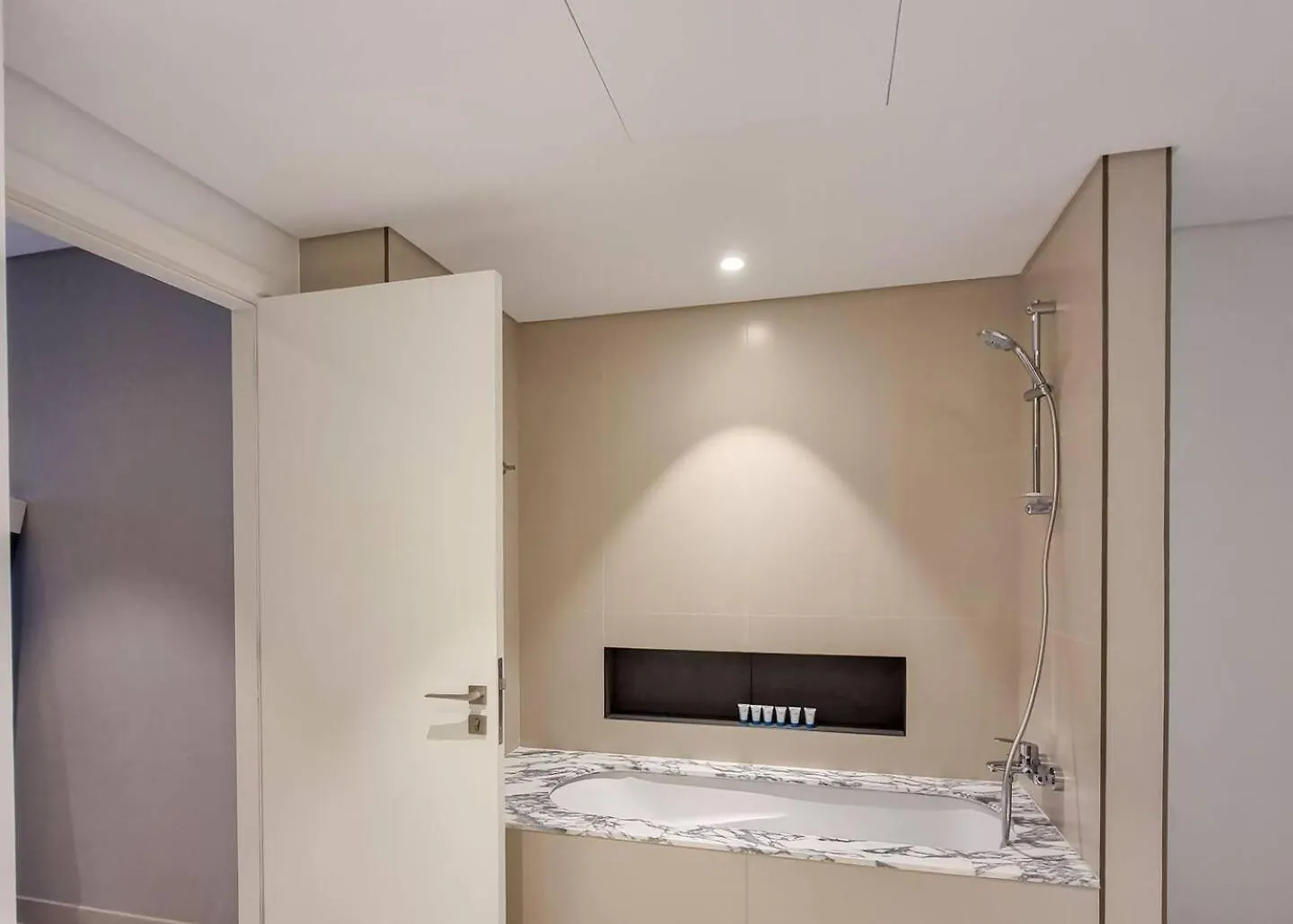 Apartment Like Home - 5805 Contemporary 3-Bhk With Subtle Creek Views At The Grand Dubai